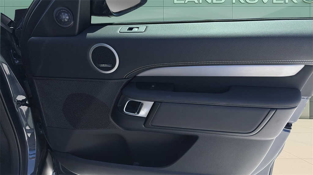 2024 Land Rover Discovery SE photo 8