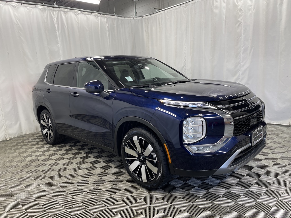 2025 Mitsubishi Outlander SE photo 2