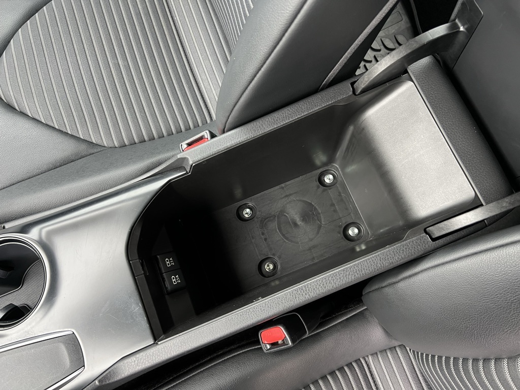 2020 Toyota Camry SE photo 23
