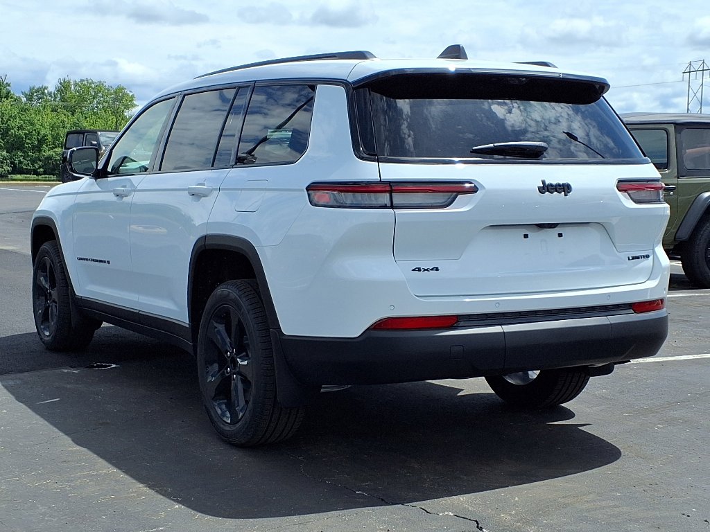 2025 Jeep Grand Cherokee Limited photo 3