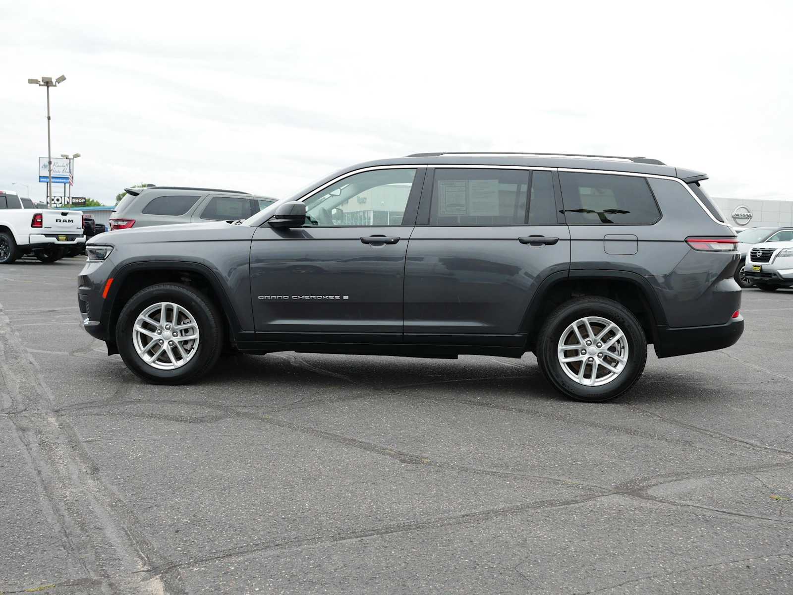 2023 Jeep Grand Cherokee Laredo photo 4