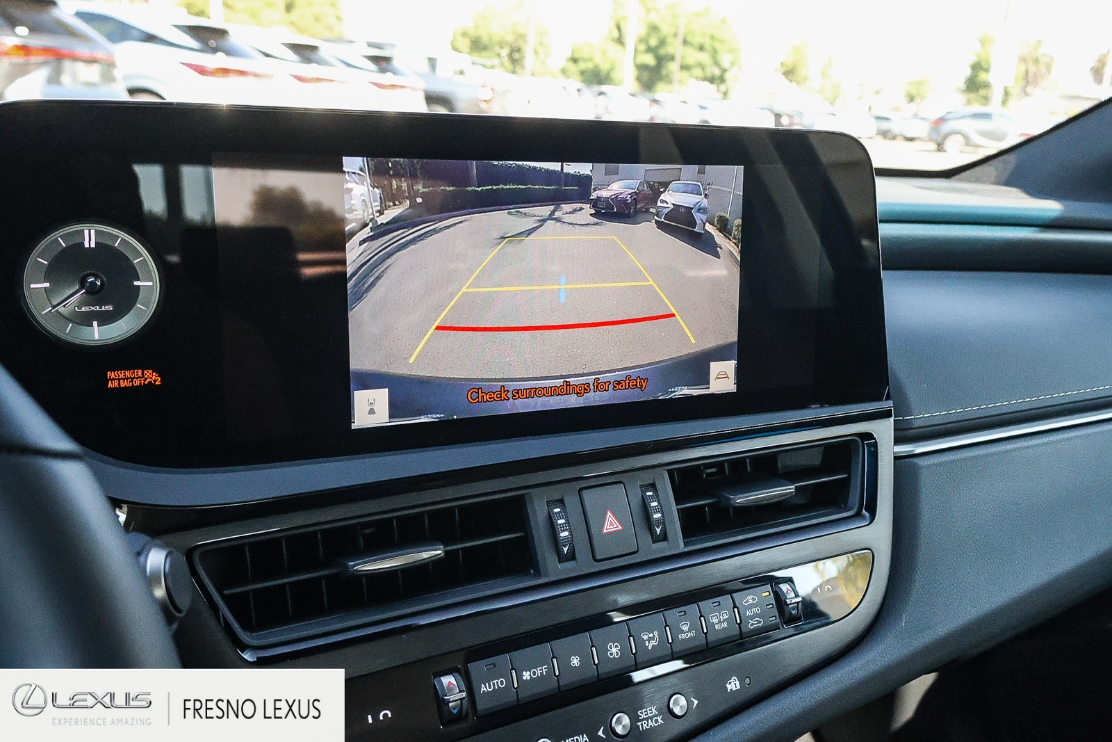 2025 Lexus ES 300h photo 23
