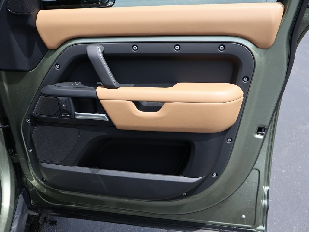 2025 Land Rover Defender 110 S photo 12