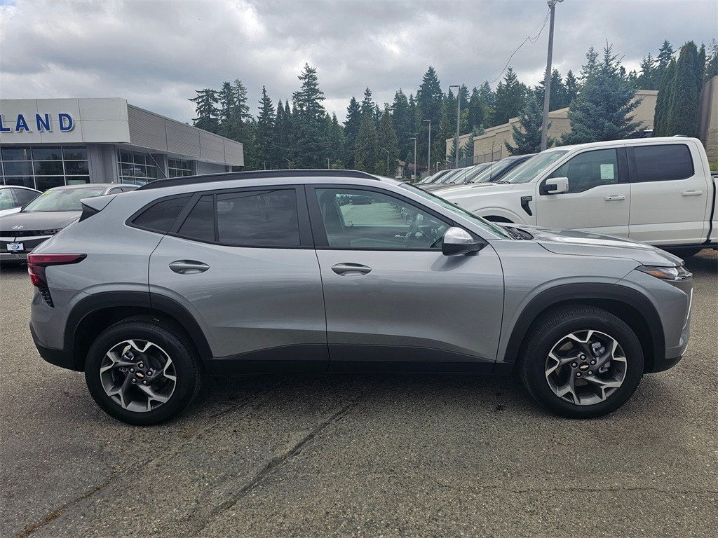 2024 Chevrolet Trax LT photo 8