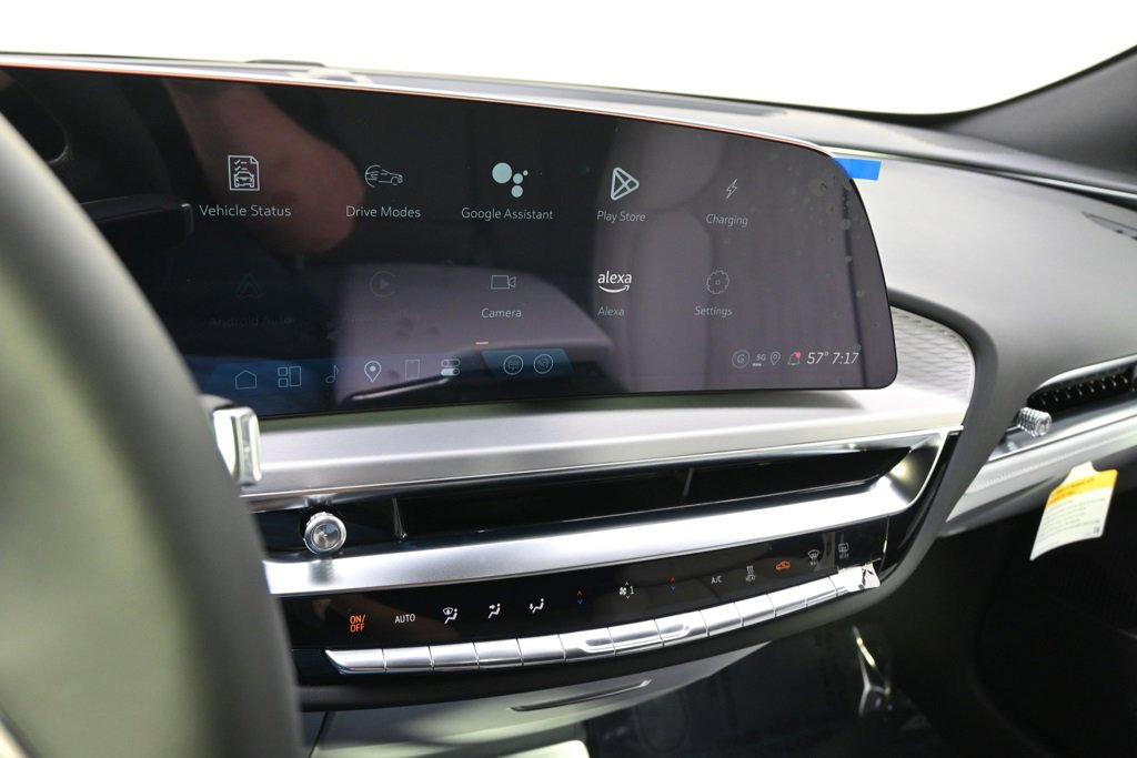 2025 Cadillac Lyriq Luxury photo 24