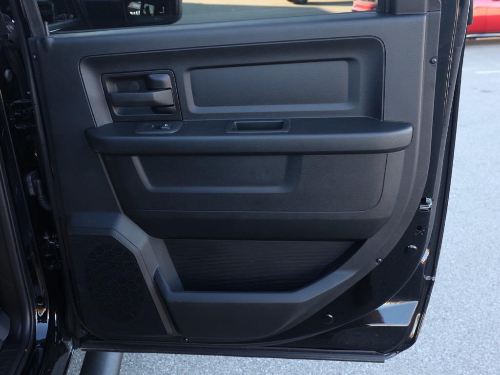 New 2026 Diamond Black Crystal Pearl-Coat Exterior Paint RAM Tradesman image 17