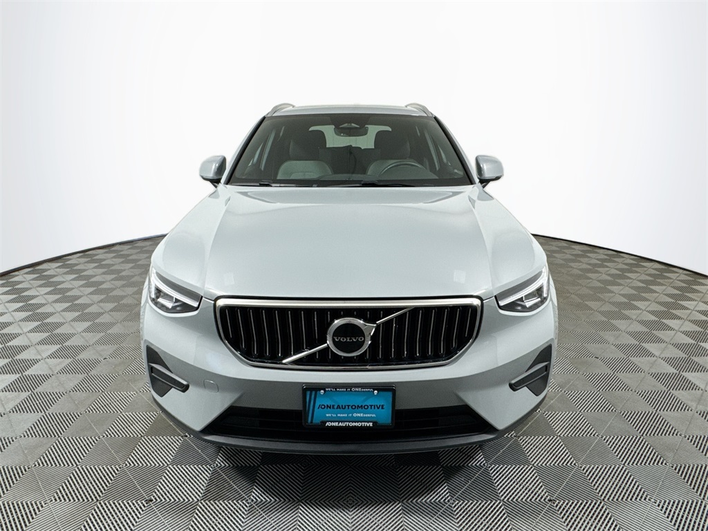 2025 Volvo XC40 Core photo 2