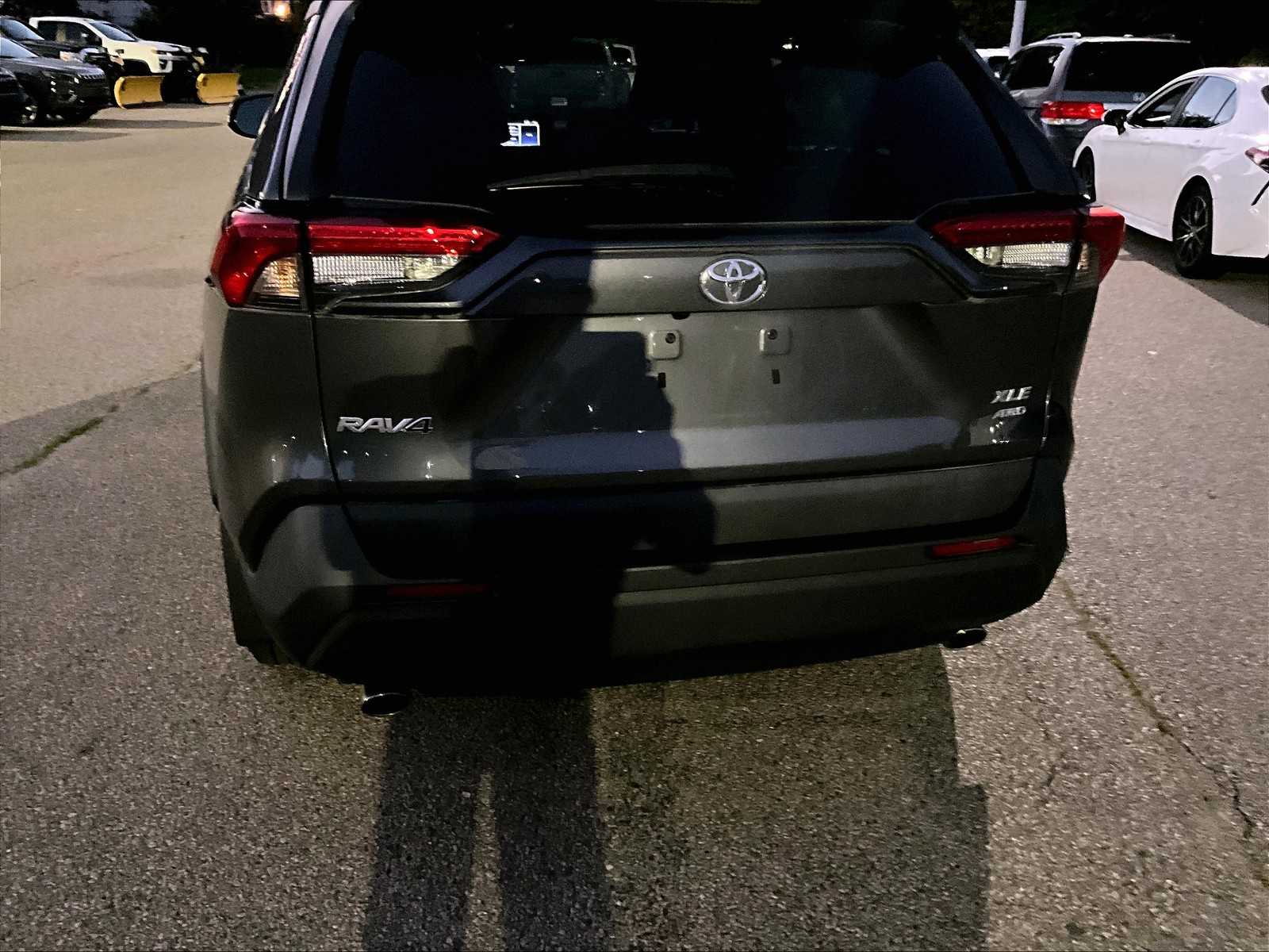 2021 Toyota RAV4 XLE photo 6