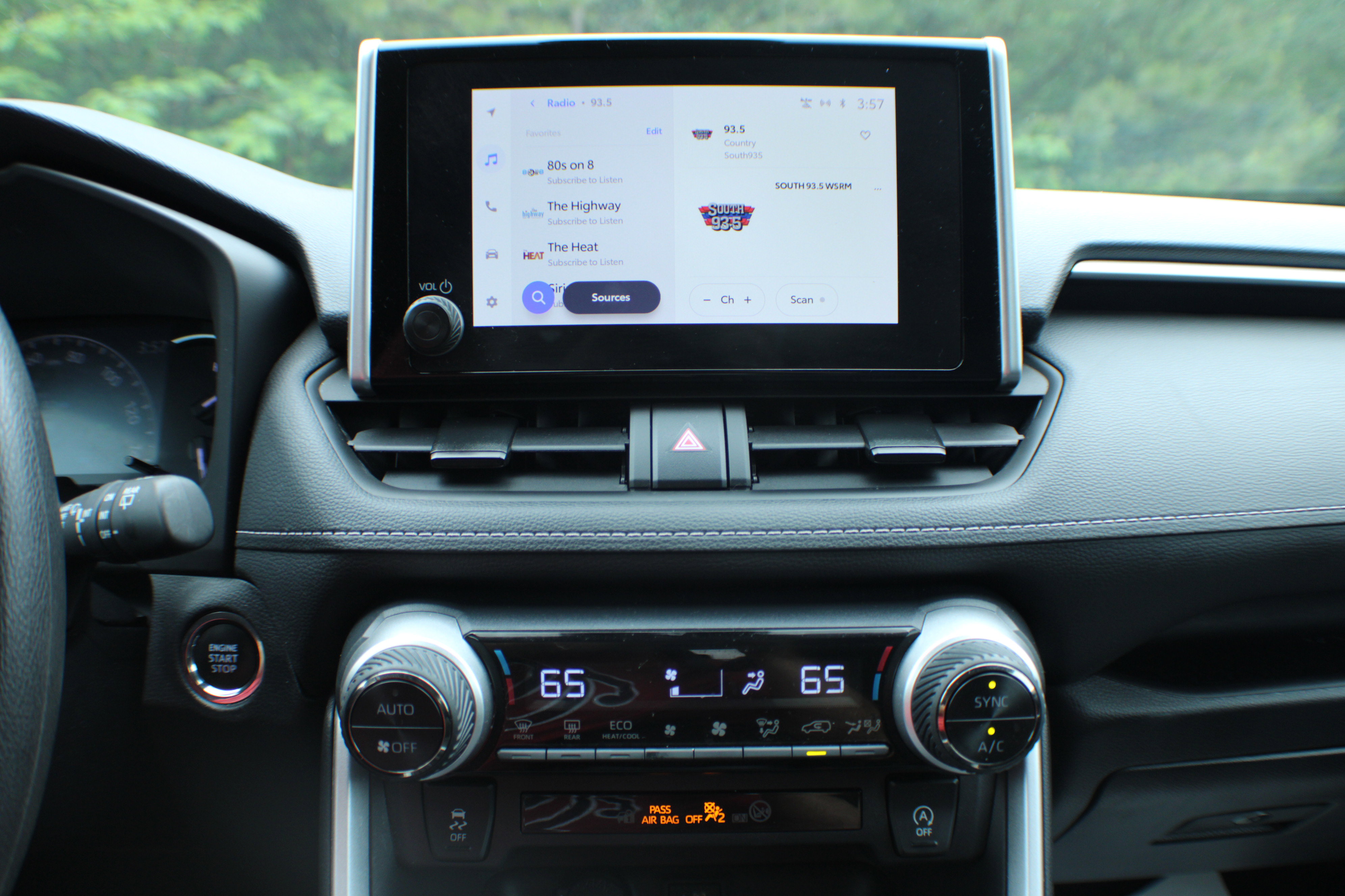 2024 Toyota RAV4 XLE photo 8