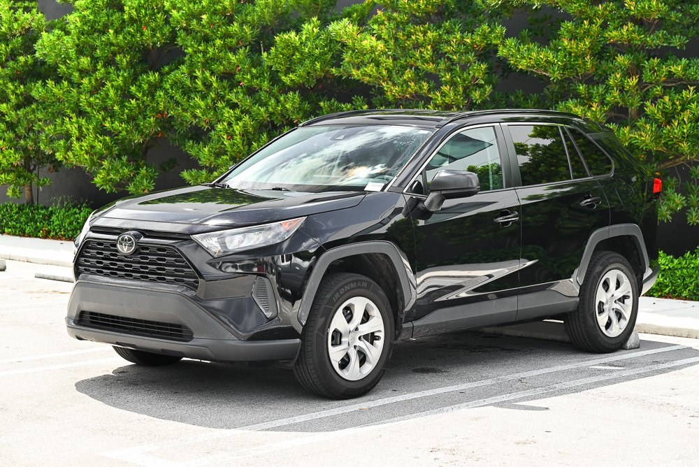 2020 Toyota RAV4 LE's photo