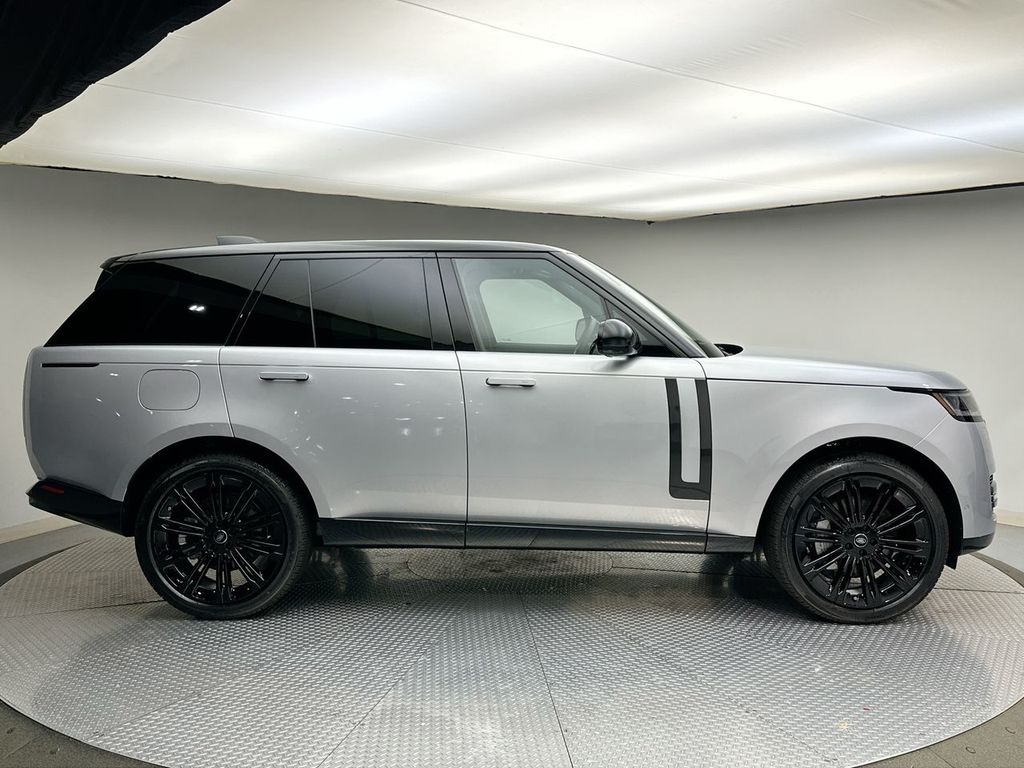 2025 Land Rover Range Rover SE photo 3