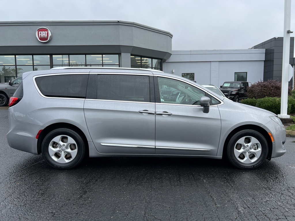 2017 Chrysler Pacifica Touring Plus photo 7