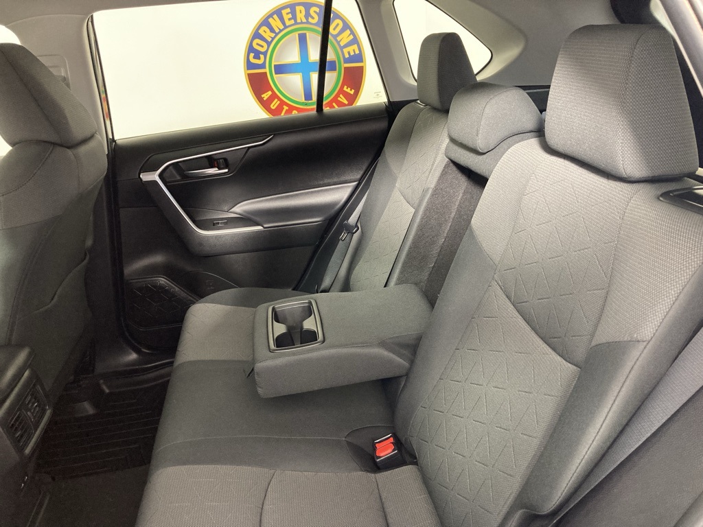2022 Toyota RAV4 XLE photo 7