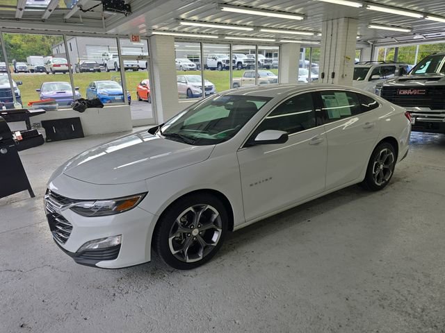 2024 Chevrolet Malibu 1LT photo 2