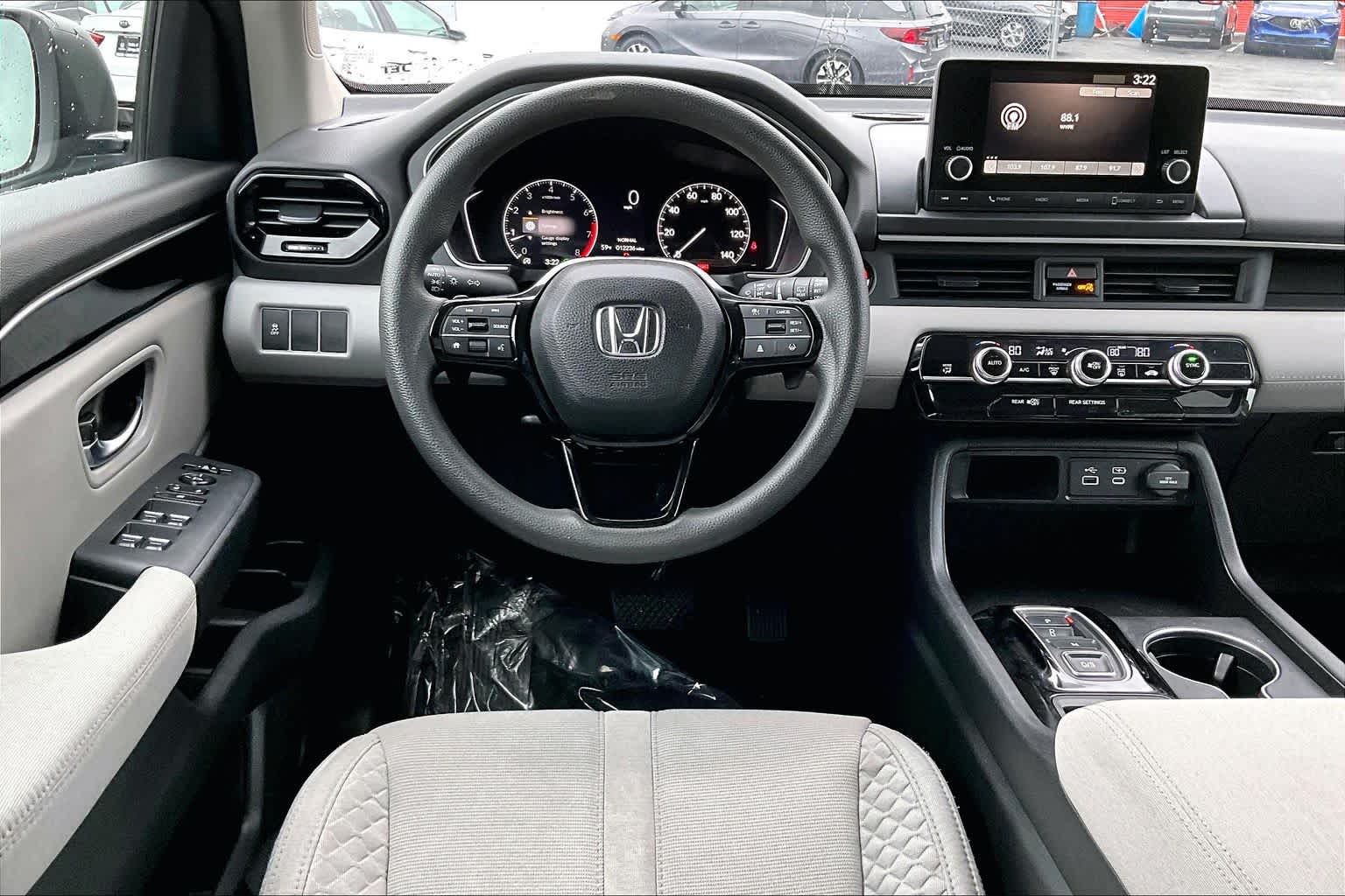 2023 Honda Pilot LX photo 4