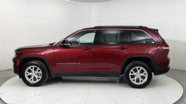 Used 2023 RED Jeep Limited image 2