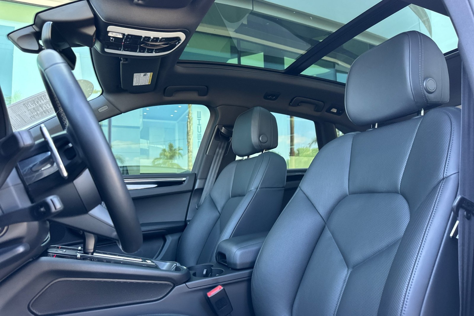 2023 Porsche Macan T photo 5