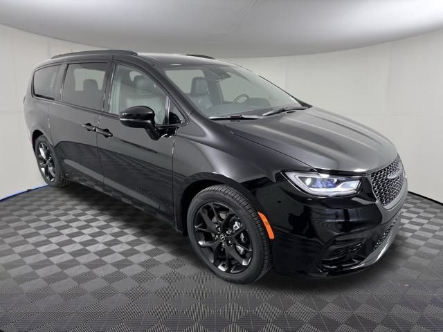 2026 Chrysler Pacifica Select's photo