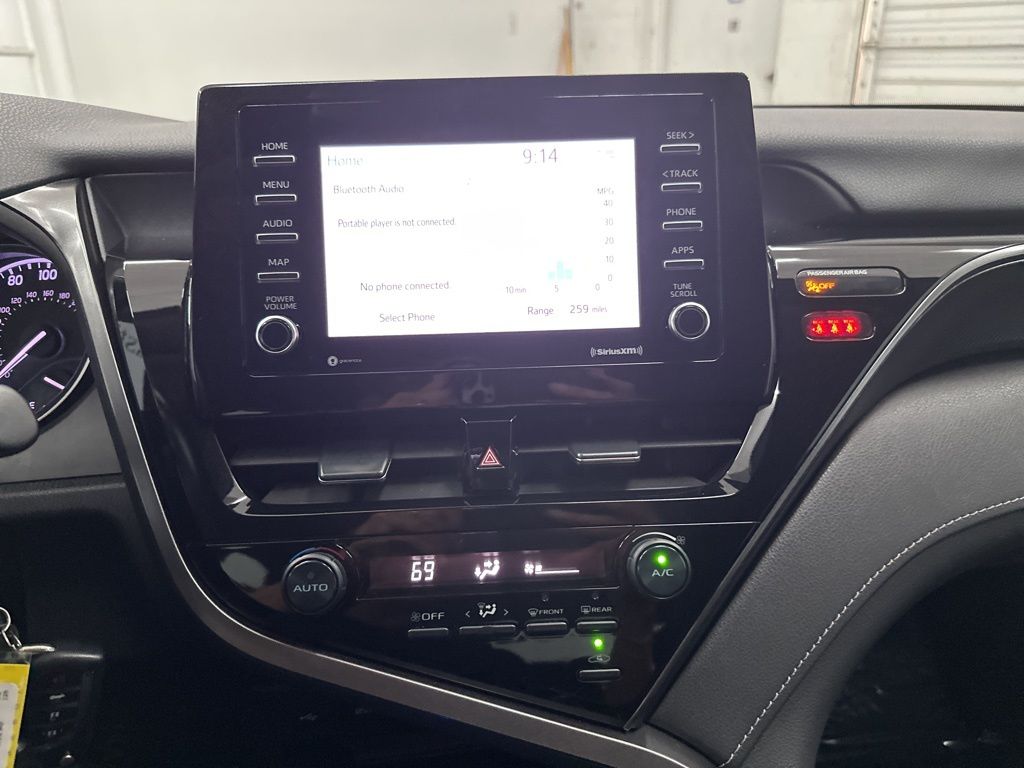 2021 Toyota Camry SE photo 13