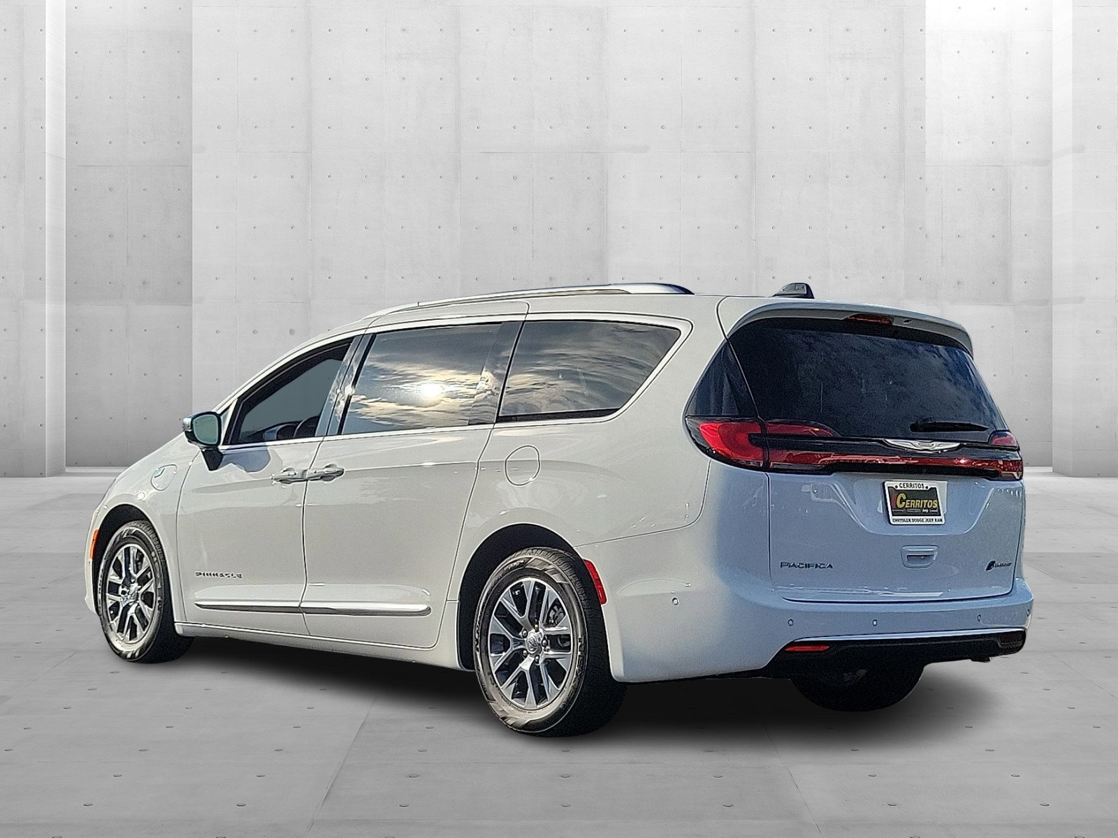 2025 Chrysler Pacifica Hybrid Pinnacle photo 2
