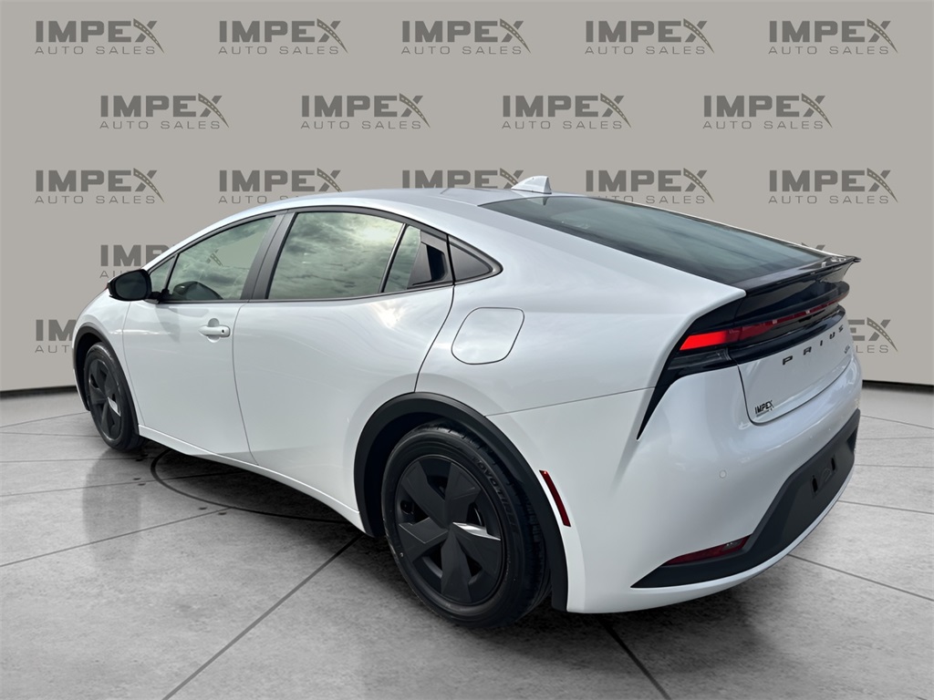 2025 Toyota Prius LE photo 3