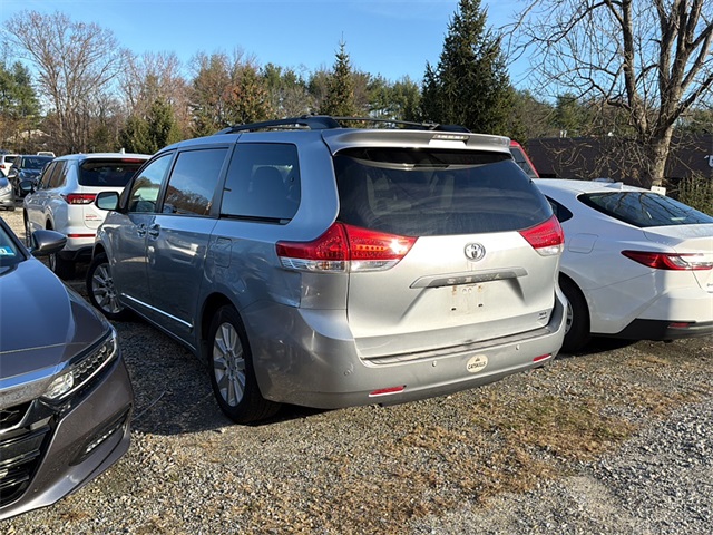 2014 Toyota Sienna XLE photo 2