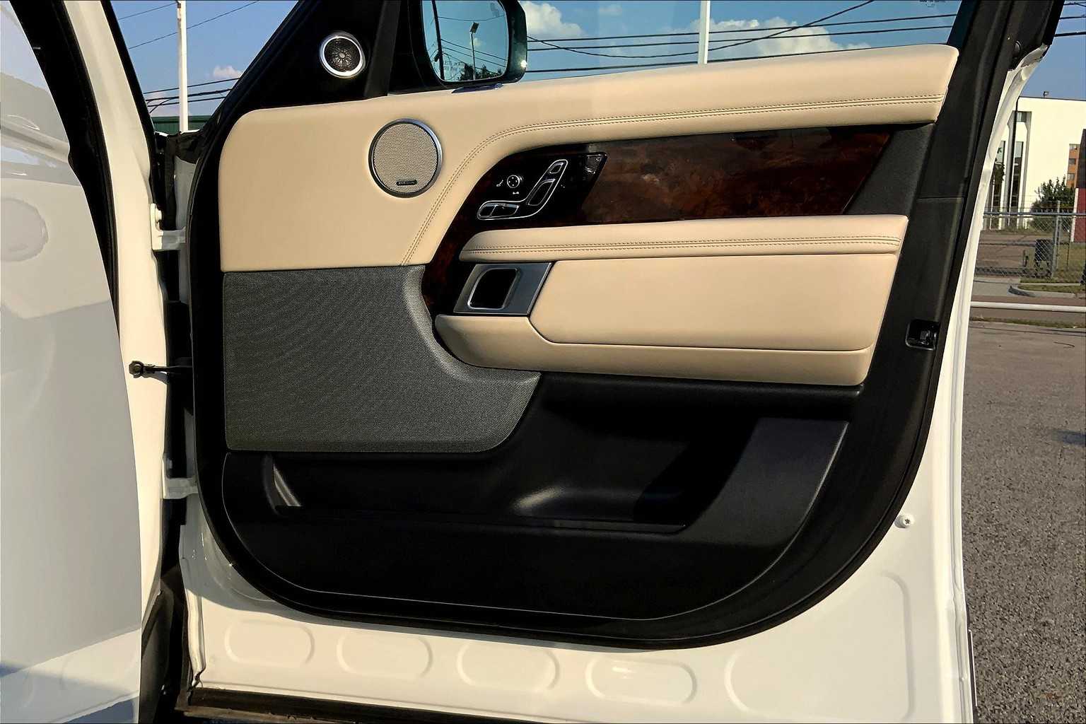 2019 Land Rover Range Rover HSE photo 19