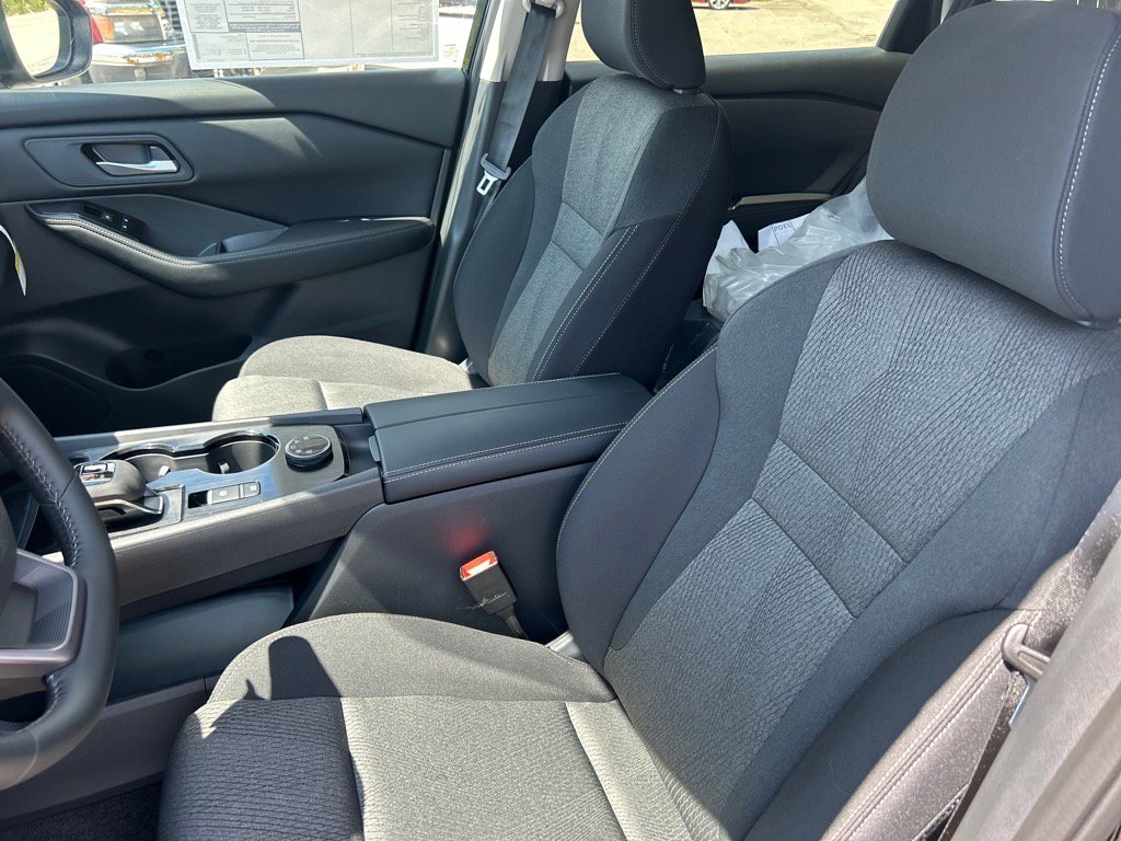 2026 Nissan Rogue SV photo 2