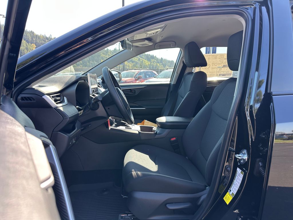 2025 Toyota RAV4 LE photo 12