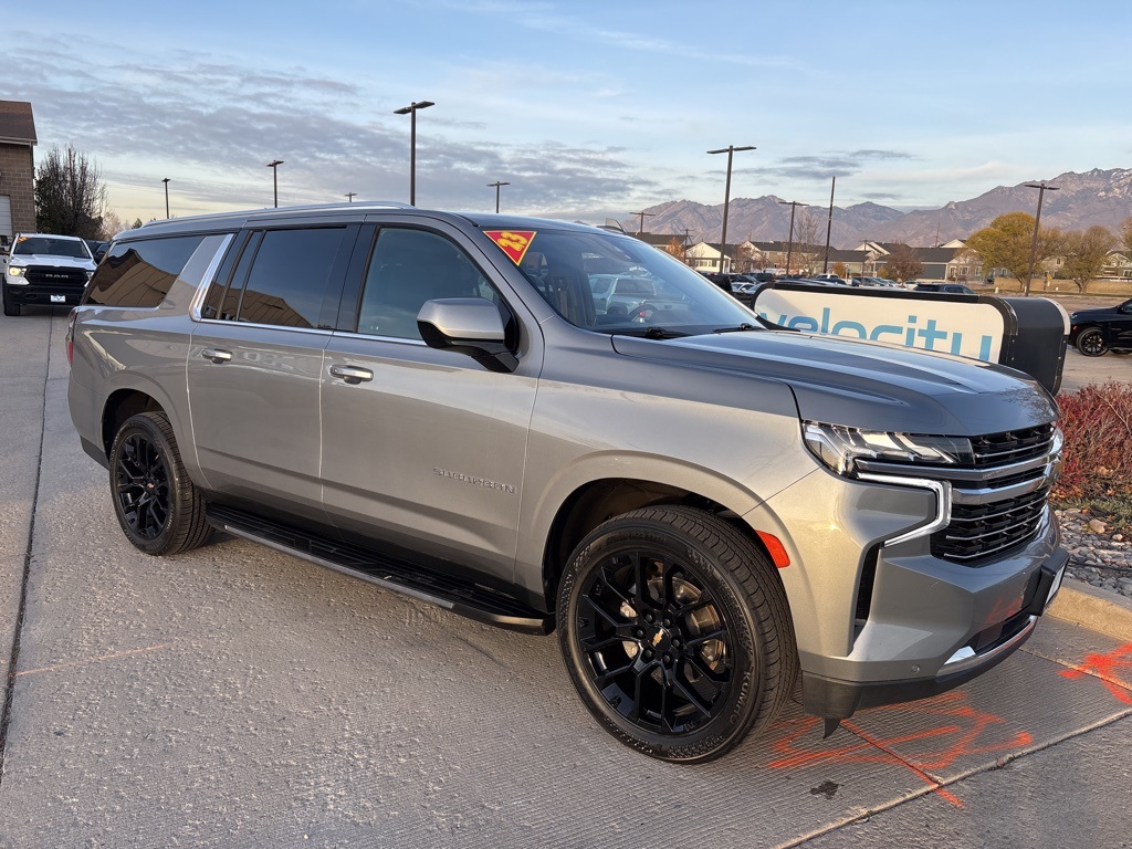 2023 Chevrolet Suburban LT's photo