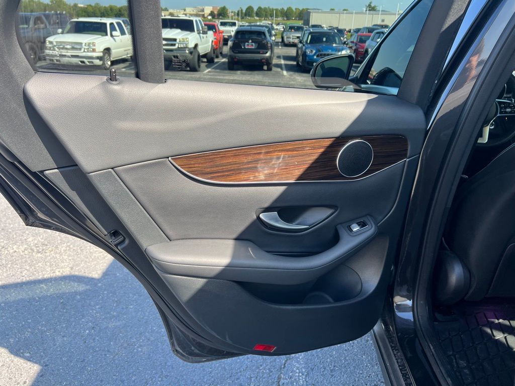 2021 Mercedes Benz GLC 300 photo 16