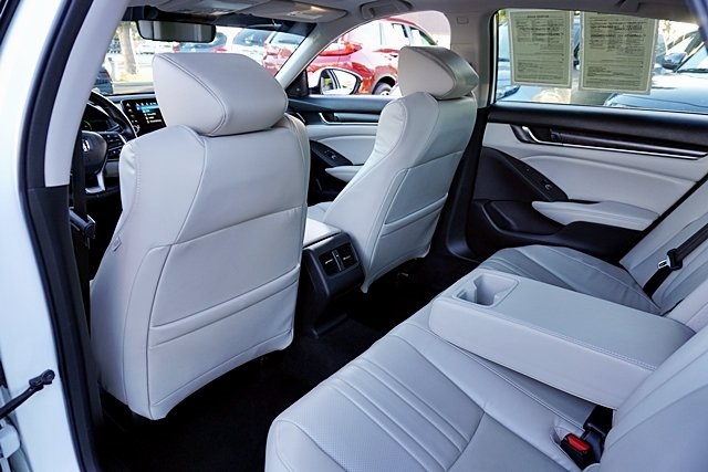 Used 2018  Honda Touring image 17