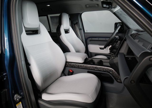 2026 Land Rover Defender 110 V8 photo 3