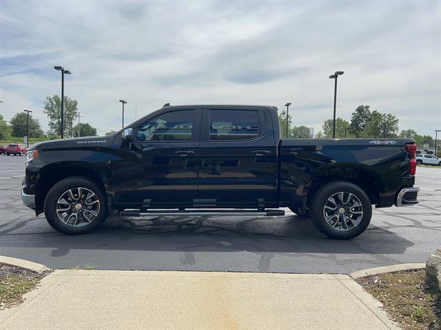 2023 Chevrolet Silverado 1500 LT photo 2