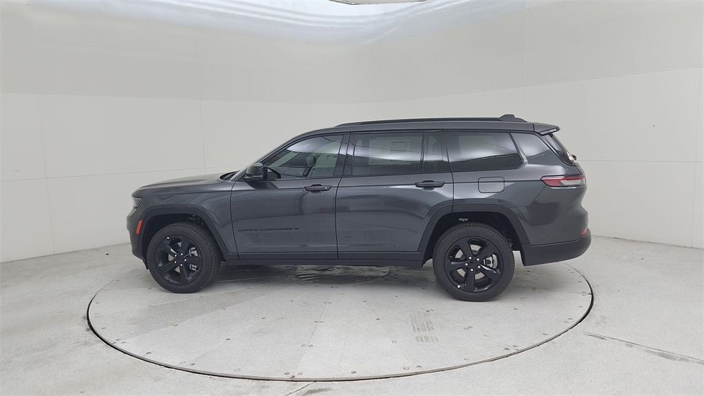 2025 Jeep Grand Cherokee Limited photo 2