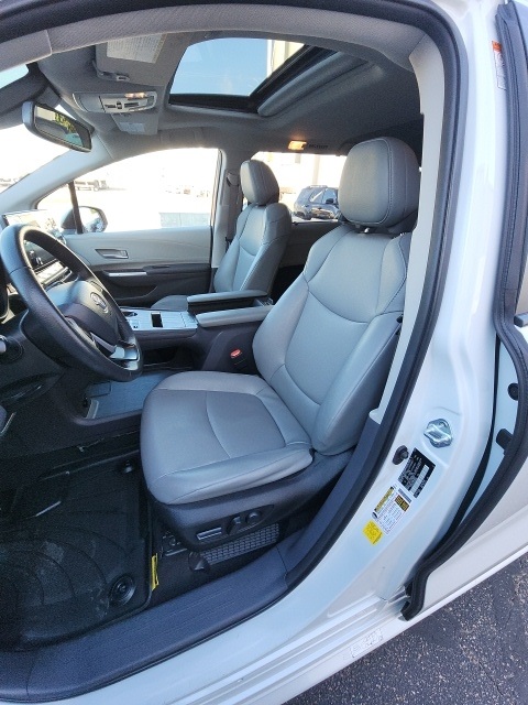 2023 Toyota Sienna XLE photo 8