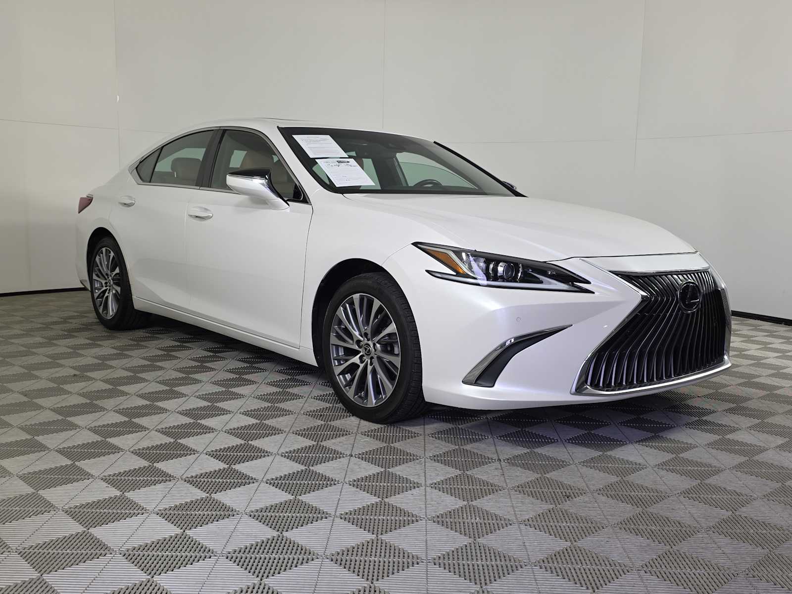 2019 Lexus ES 350's photo