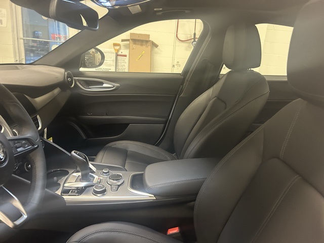 2025 Alfa Romeo Giulia Base photo 11