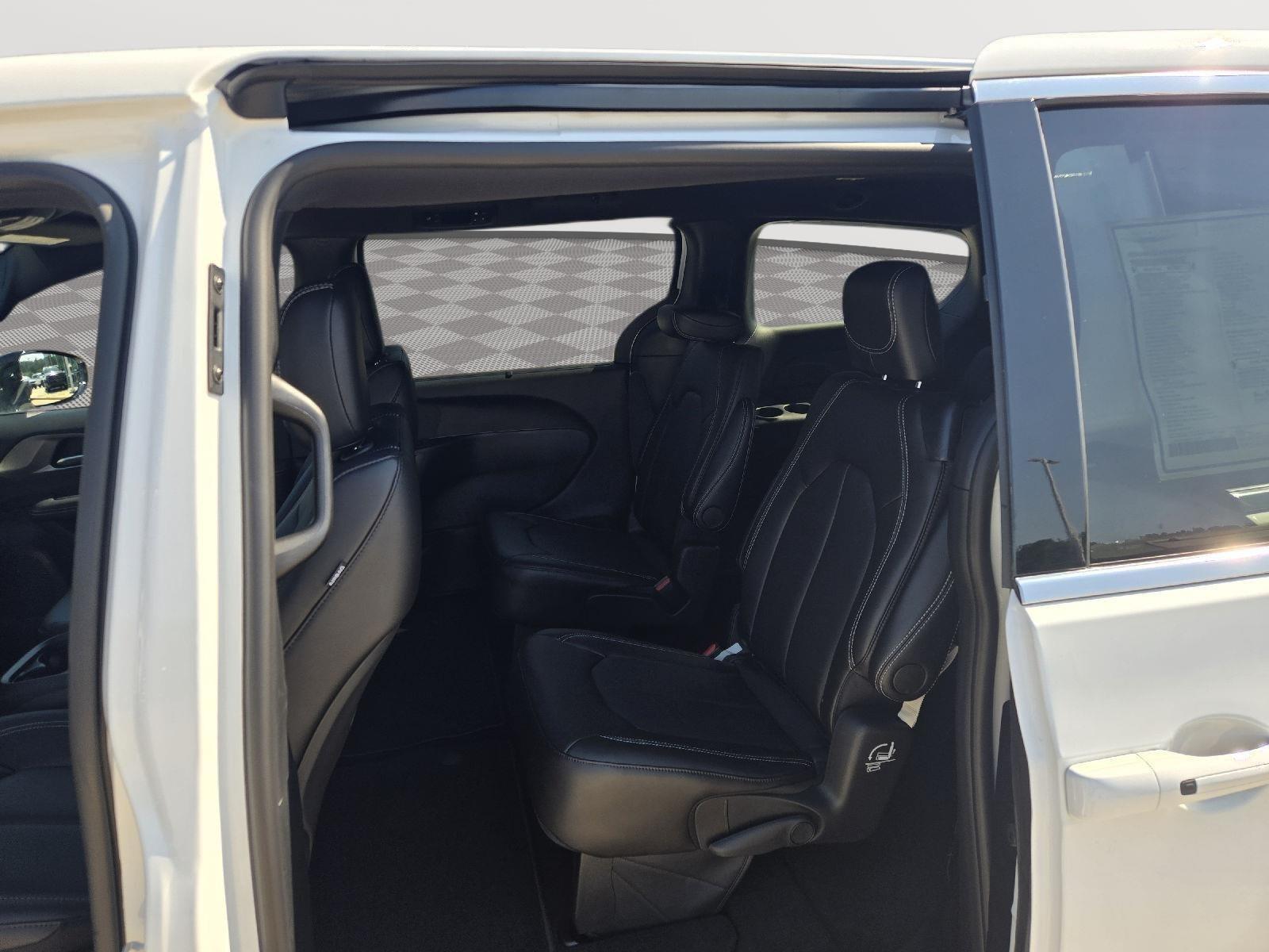 2026 Chrysler Pacifica photo 10