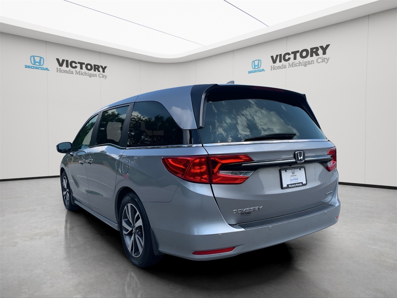 2023 Honda Odyssey Touring photo 3