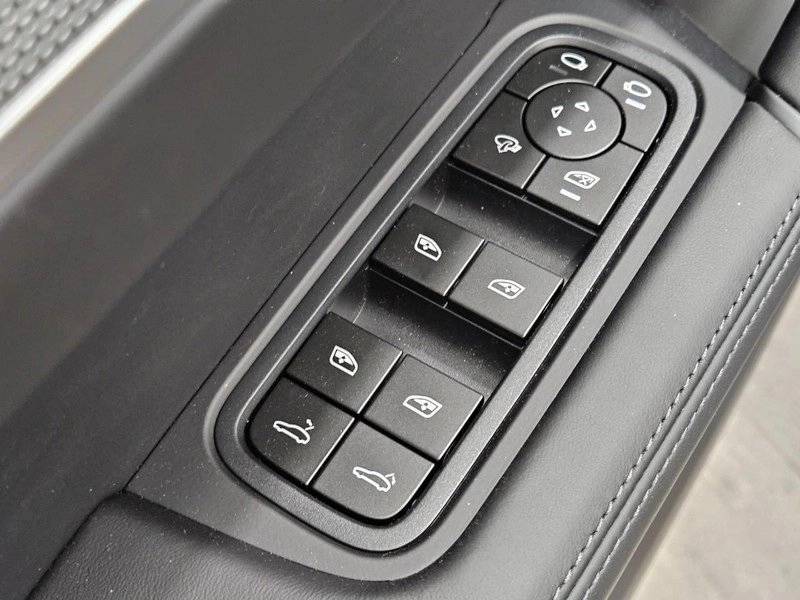 2025 Porsche Cayenne Base photo 24