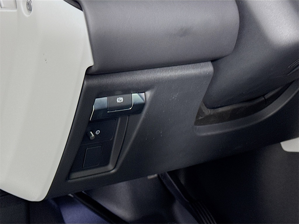 2025 Land Rover Defender 110 S photo 10