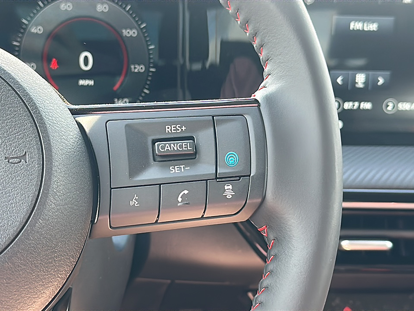 2025 Nissan Kicks SR photo 3