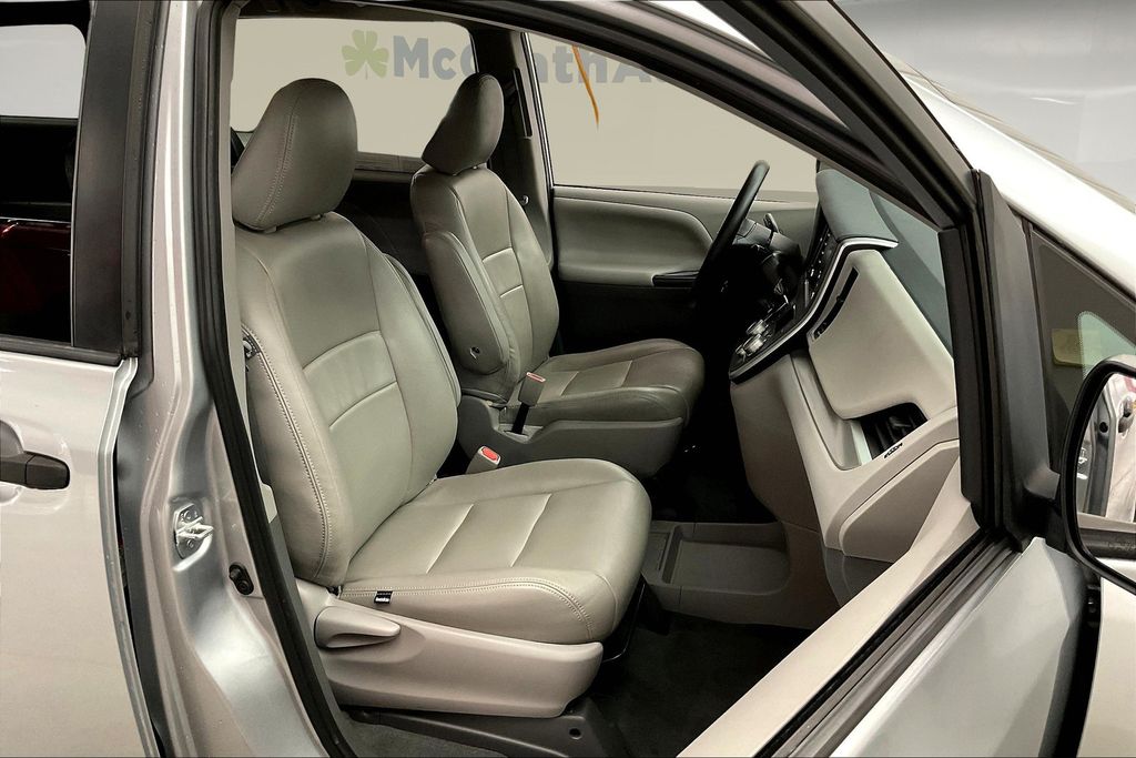2020 Toyota Sienna L photo 8