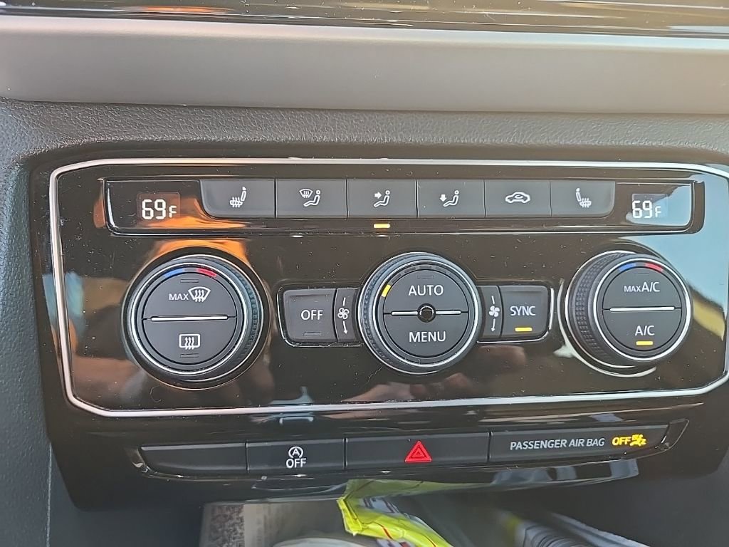 2022 Volkswagen Atlas Cross Sport V6 SE Technology photo 4