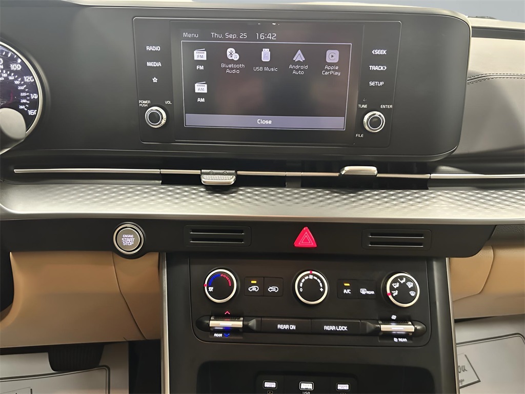 2024 Kia Carnival LX photo 18