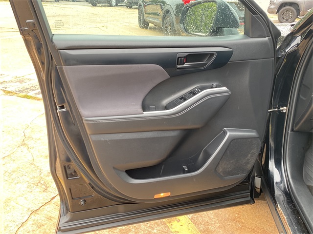 2022 Toyota Highlander LE photo 15