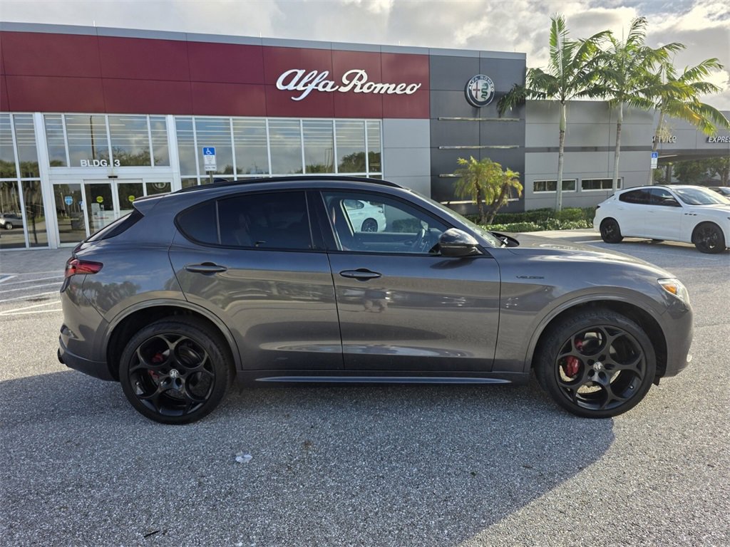 2022 Alfa Romeo Stelvio Ti Sport photo 2