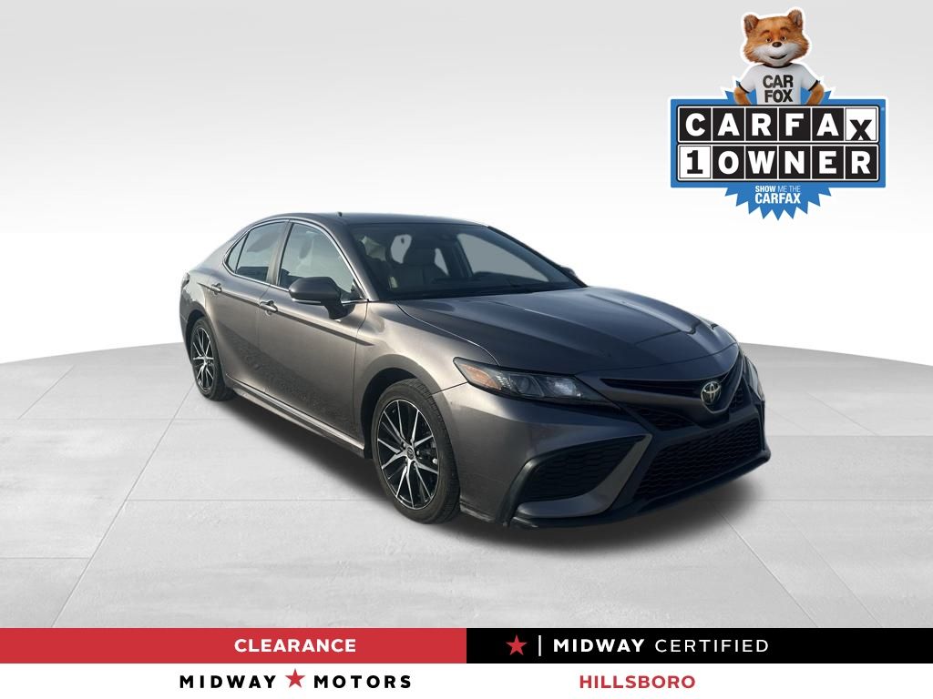 2022 Toyota Camry SE's photo