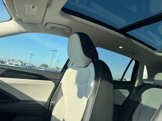 2025 Volkswagen Tiguan SE photo 18